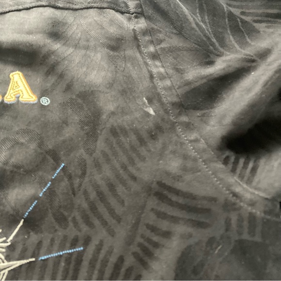 Silk Tommy Bahama Hawaiian shirt with Hawaii Islands embroidered on the back - Picture 8 of 9